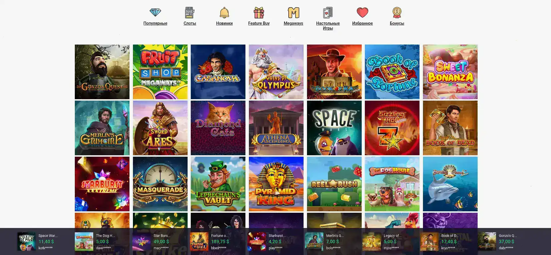 Стопка игровых фишек и игральных карт на зеленом сукне